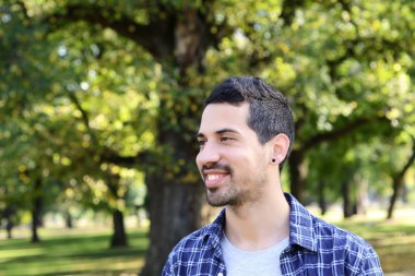 Gencin bir parkta yakın çekim.