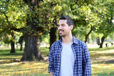 Bir parkta genç adam portresi.