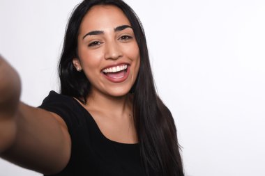 Genç bir kadın selfie çekiyor.