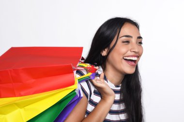 Alışveriş torbaları tutan kadın.