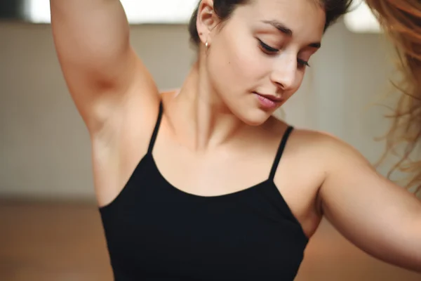 Close up of an athlete young woman at gym. — Stock Photo, Image