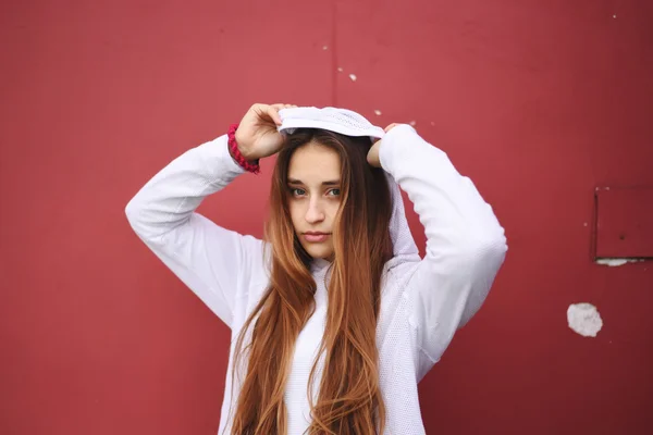 Primer plano de una joven atractiva . — Foto de Stock