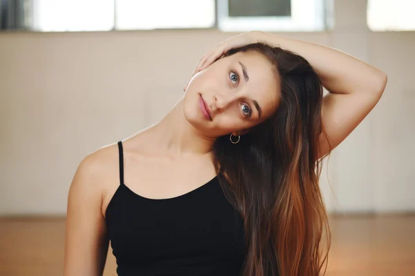 Atleta mujer joven haciendo ejercicio en el gimnasio. En interiores . — Foto de Stock