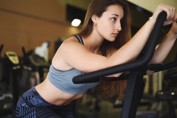 Athlete young woman doing exercise at gym. — Stock Photo, Image