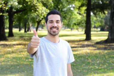 Tamam jest yapan genç latin erkek