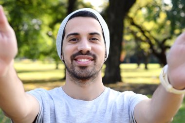 Bir selfie bir parkta alarak genç latin adam. 
