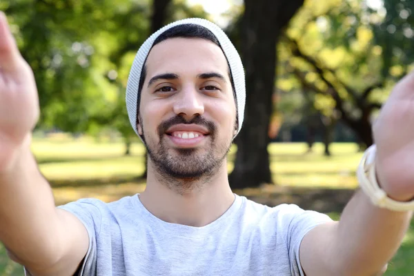 Bir selfie bir parkta alarak genç latin adam. 