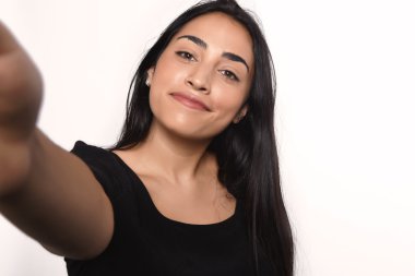 Genç bir kadın selfie çekiyor.