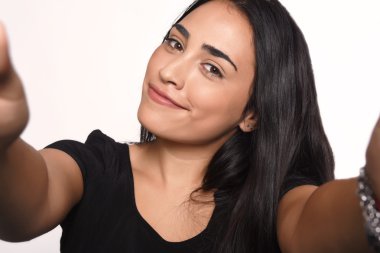 Genç bir kadın selfie çekiyor.