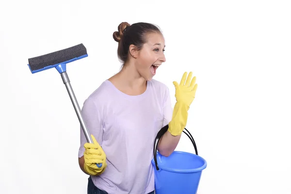 Femme avec gants de nettoyage et seau — Photo