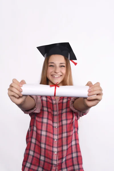 Estudiante con diploma y gorra de graduación — Foto de Stock