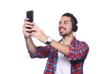 genç adam onun smartphone ile bir selfie alarak.
