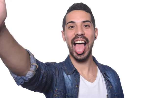Muotokuva nuori latino mies ottaa selfie . — kuvapankkivalokuva