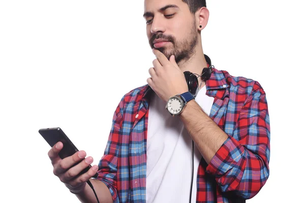 Młody człowiek słuchania muzyki ze smartfona. — Zdjęcie stockowe