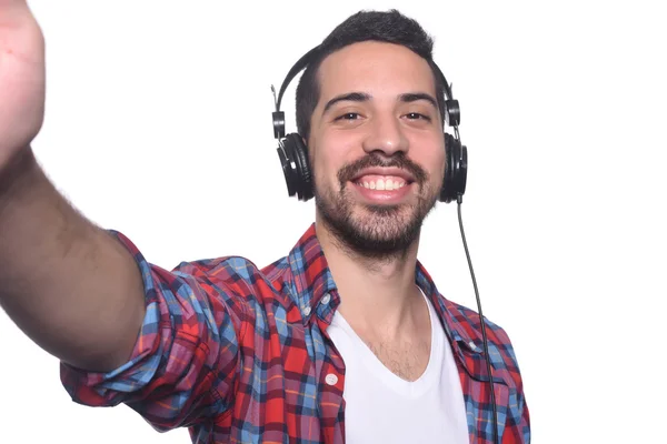 Retrato de jovem latino tomando selfie com fones de ouvido . — Fotografia de Stock