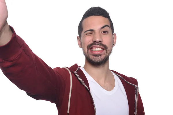 Retrato de jovem latino tomando selfie . — Fotografia de Stock