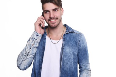 Genç adam onun telefonda konuşurken.