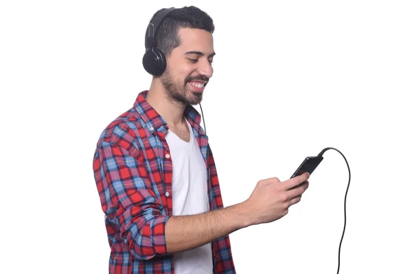 Jeune homme écoutant de la musique avec smartphone . — Photo