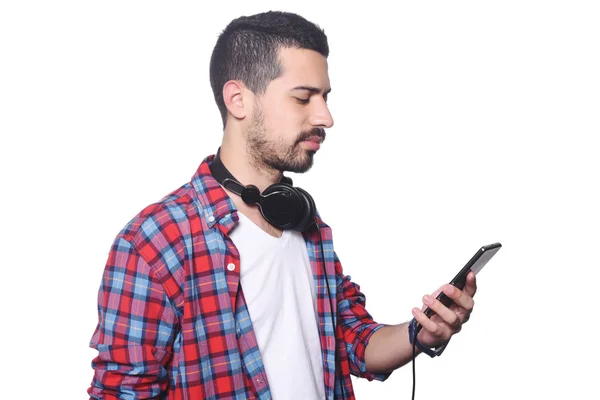 Jeune homme latin tapant sur son smartphone . — Photo