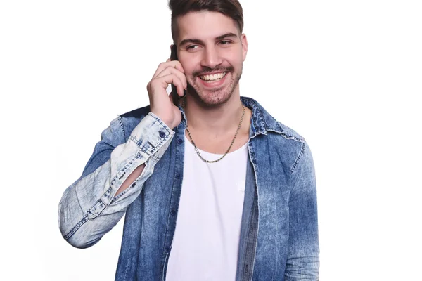 Jovem falando em seu telefone . — Fotografia de Stock