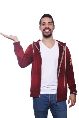 Bir şey avuç içinde tutan genç latin adam.