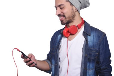 Genç latin adam akıllı telefon ve kulaklık ile.
