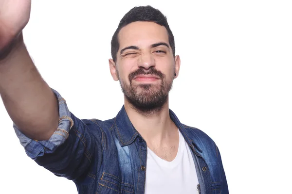 Retrato de jovem latino tomando selfie . — Fotografia de Stock