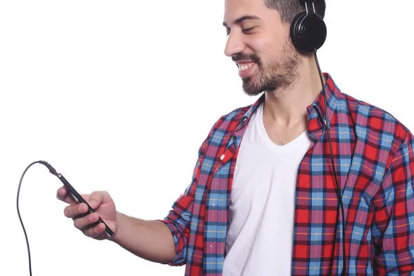 Jeune homme écoutant de la musique avec smartphone . — Photo