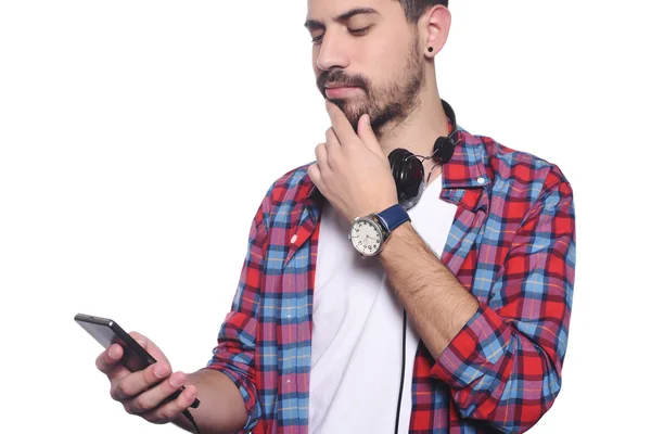 Молодой человек слушает музыку со смартфона . — стоковое фото