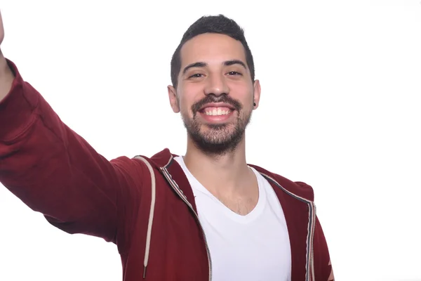 Retrato de un joven latino tomando selfie . — Foto de Stock