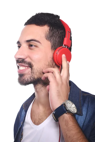 Jeune homme latino écoutant de la musique — Photo