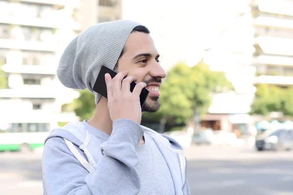 Uomo latino che parla al telefono — Foto Stock