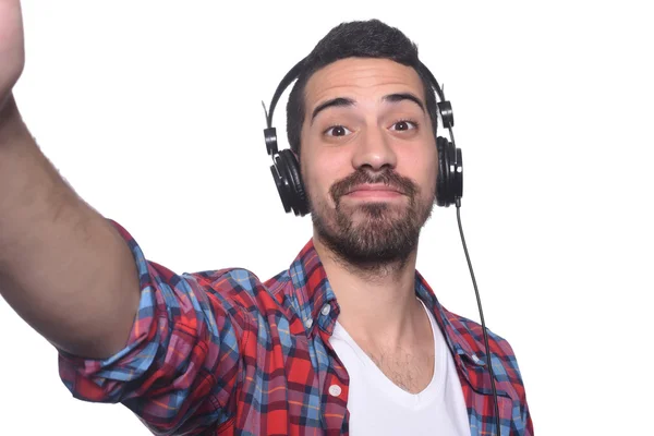 Retrato de jovem latino tomando selfie com fones de ouvido . — Fotografia de Stock