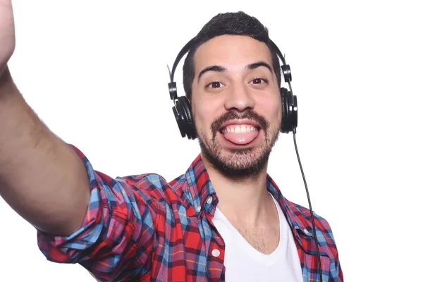 Retrato de jovem latino tomando selfie . — Fotografia de Stock