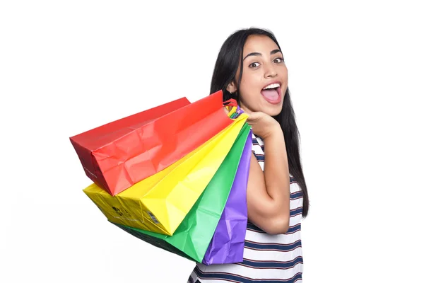 Kobieta trzymająca torby na zakupy — Zdjęcie stockowe