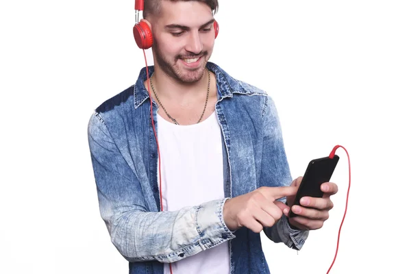 스마트폰으로 음악을 듣고 하는 젊은 남자 — 스톡 사진