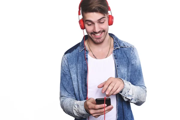 Молодой человек слушает музыку со смартфона — стоковое фото