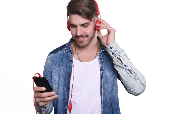 Jeune homme écoutant de la musique avec smartphone — Photo