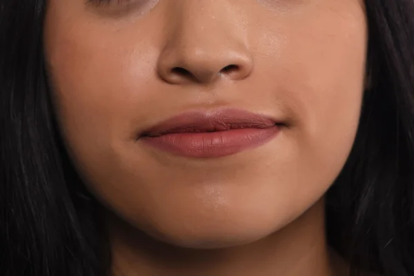 Primer plano de labios de mujer latina . — Foto de Stock