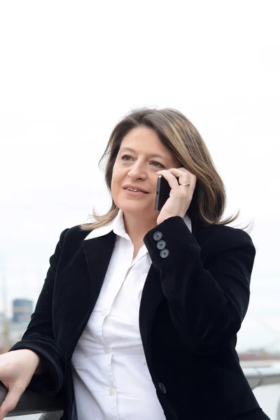 Portrait of business woman talking on her smartphone. — Stock Photo, Image