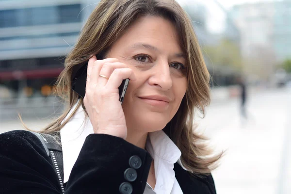 Close up of business woman talking on her smartphone. — Stock Photo, Image