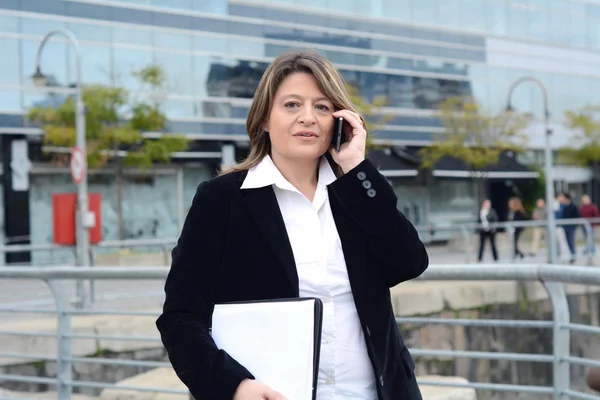 Portrait of business woman talking on her smartphone. — Stock Photo, Image