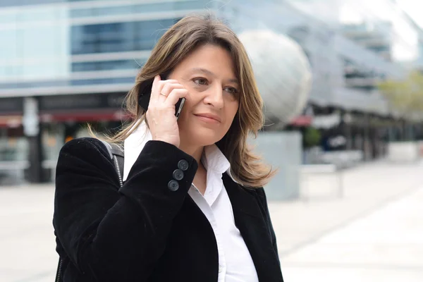 Close up of business woman talking on her smartphone. — Stock Photo, Image