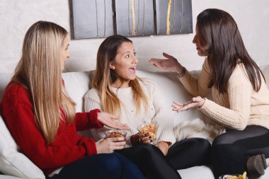 Konuşmak ve yeme üç genç arkadaşlar.