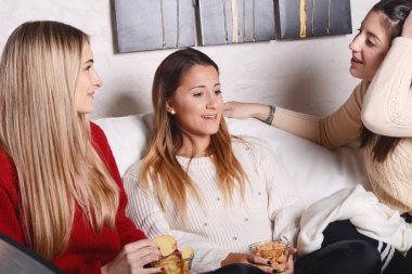 Konuşmak ve yeme üç genç arkadaşlar.