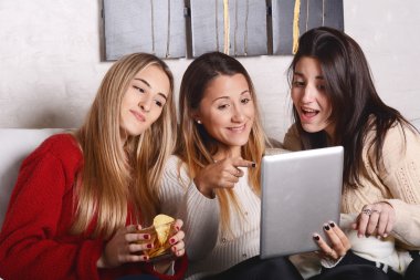Üç genç arkadaşlar eğlenmeye ve kullanarak tablet.
