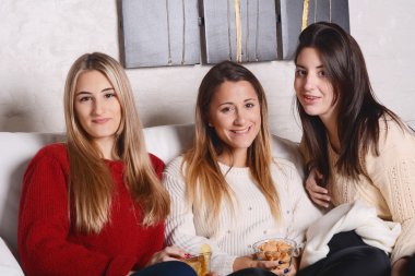 Eğleniyor ve yeme üç genç arkadaşlar.