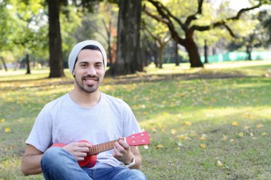 Alto bir parkta oynayan genç adam.