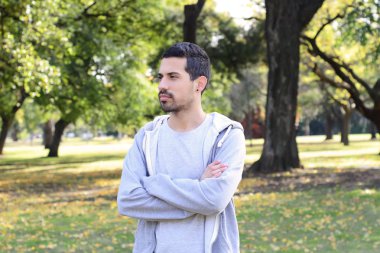 Genç latin adam düşünceli bir parkta.