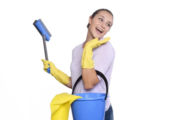 Femme avec gants de nettoyage et seau — Photo